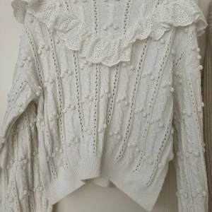 Stickad kofta - Stickad kofta med flera söta detaljer, lite oversized 