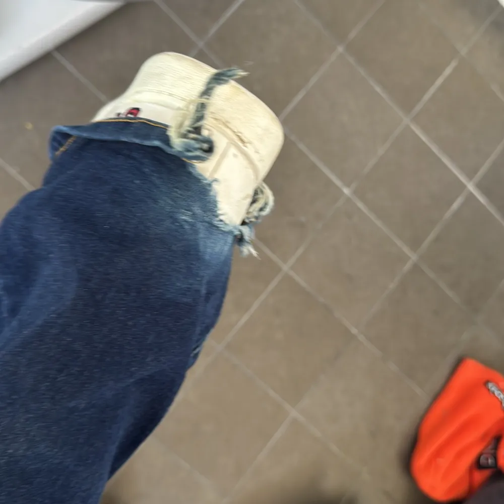 Levis jeans bootcut i storlek 27 passar mig som är ca 165 cm, de är lite nedtrampade men annars jättebra skick🥰. Jeans & Byxor.