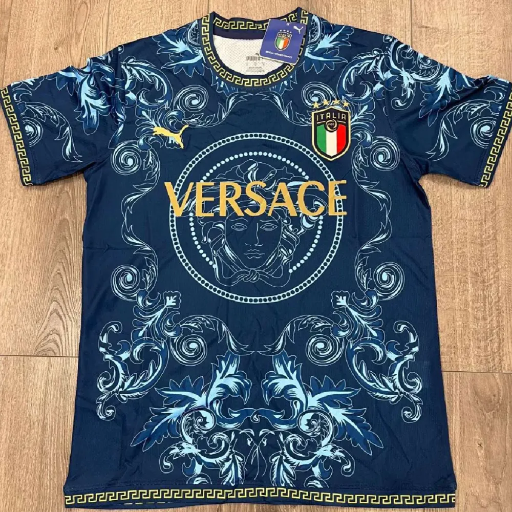 Versace fotbolls tshirt i nyskick inga fel med den 10/10 För fler frågor hör gärna av dig😁 pris kan diskuteras vid snabb affär passar även S. T-shirts.