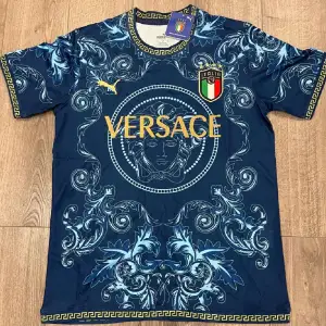 Versace fotbolls tshirt i nyskick inga fel med den 10/10 För fler frågor hör gärna av dig😁 pris kan diskuteras vid snabb affär passar även S