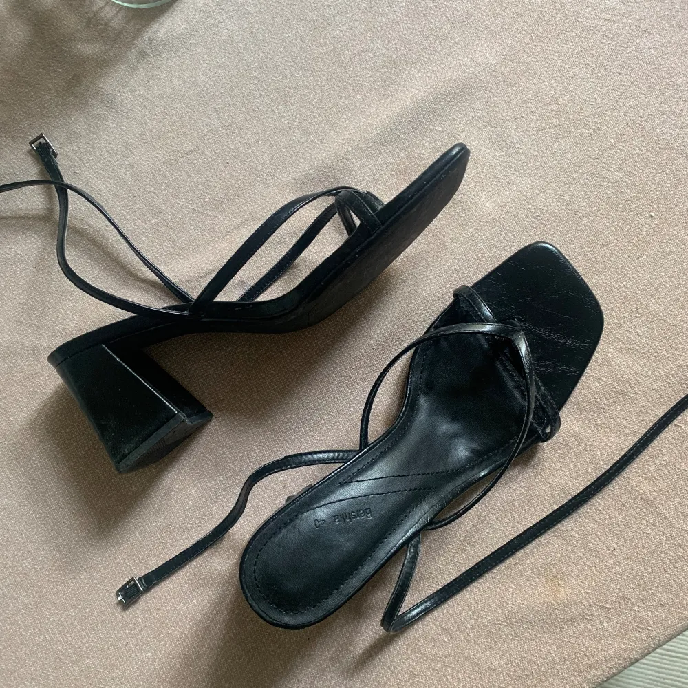 Svarta sandaler med klack från Bershka. Sparsamt använda.. Skor.