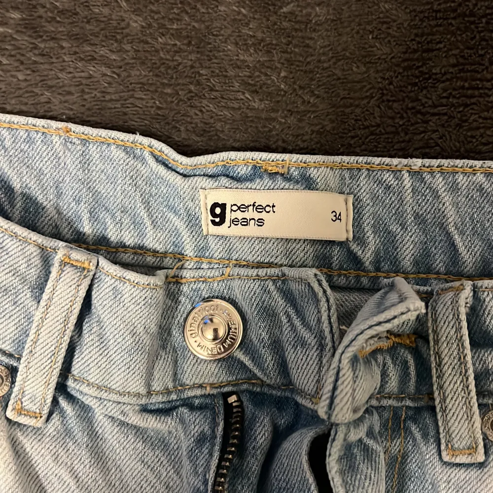 Straight jeans från Gina köpta för 599kr . Jeans & Byxor.