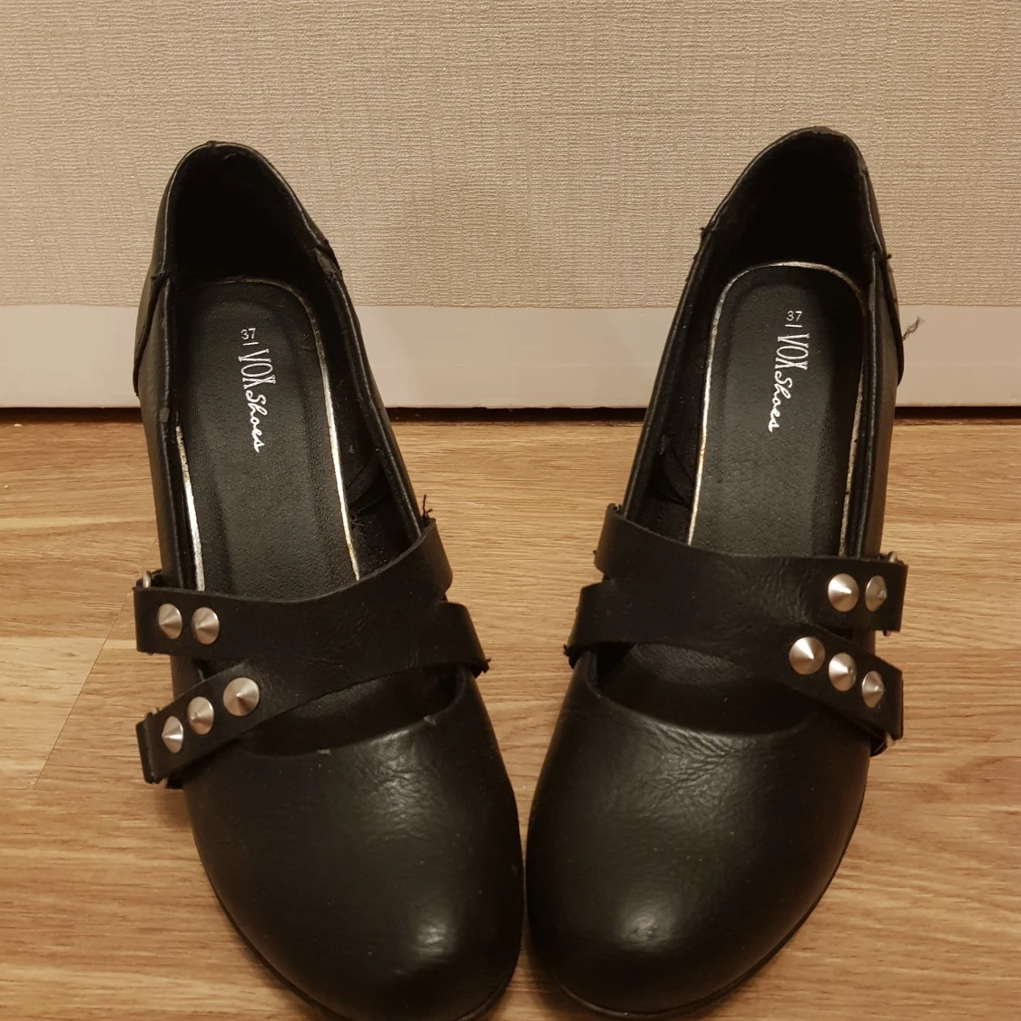 Högklackar med nitar strl 37 från vox - 90
