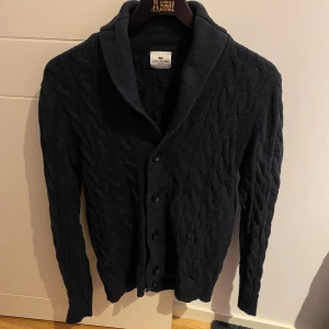 John Henric  - Tja! Säljer denna stickade kofta ifrån John Henric. Skick 9/10 nypris 1600 mitt pris 499. 