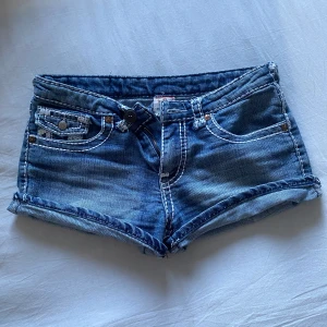 True Religion shorts - Supercoola lågmidjade jeansshorts från true religion, favoriter som inte kommer till användning längre❣️köpte för 800 säljer för 500