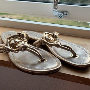 Michael Kors Flip Flops - Storlek 37/38 Knappt använda Väl godkänt skick