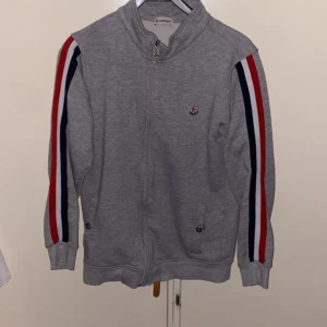 Moncler zip tröja - Strl M passar utmärkt till längd av -175-180 Dm för mer info av intresse Kan gå ned i pris vid snabb affär 