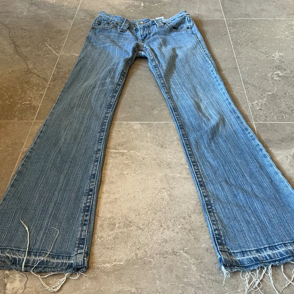 Skit snygga jeans med fina detaljerade fickor,  perfekta nu till sommaren💕 Midja rakt över: 38 Innerben: 82 Pris kan diskuteras, skriv för mer info💕Köparen står för frakt💘  . Jeans & Byxor.