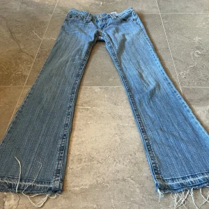Ljusblå lågmidjade bootcut jeans💘 - Skit snygga jeans med fina detaljerade fickor,  perfekta nu till sommaren💕 Midja rakt över: 38 Innerben: 82 Pris kan diskuteras, skriv för mer info💕Köparen står för frakt💘  
