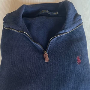 Polo Ralph Lauren half zip - Snygg ralph lauren half zip i marinblå färg. Storleken är S och den sitter bra som det. Kontakta mig om du har frågor eller vill ha fler bilder! Priset kan diskuteras 😁