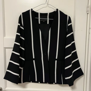 Banana Republic kavaj - Svart/vit randig Banana Republic kavaj i superfint skick. Storlek 2, så passar nog XS (lite oversize kanske) och S. Har ett tillhörande bälte men inga hål inbyggda i kavajen. Fejkfickor på framsidan. Superfin men är för liten för mig och används ej