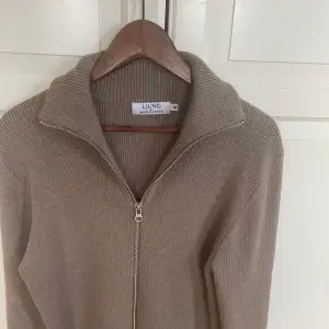 Beige Rib Zip Caridgan, storlek M, helt oanvänd. Nypris 1400kr