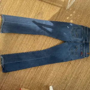 Bootcut lågmidjade jeans från 7 for all mankind i super skick! Midjemått: 36cm rakt över Innerben: 80cm Använd gärna köp nu! Jag är 172!