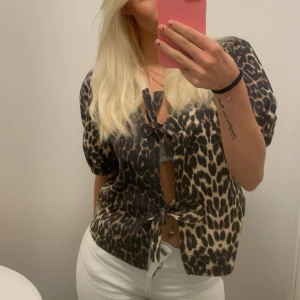 Super fin leopard blus! - Köpt från design Only för 600kr använd Max två gånger och tröjan är från märket Noir