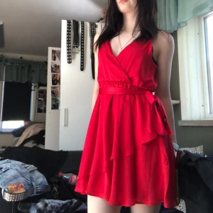 Röd klänning - En jättefin röd fladdrig sommarklänning ifrån Linn Ahlborg x NA-KD, köpte den på secondhand spontant för 120kr men den var helt fel färg på mig. 
