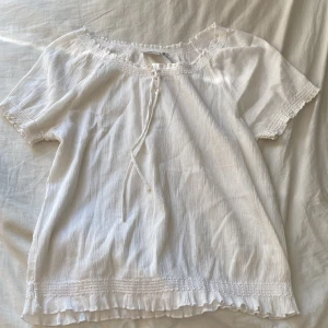 Vit blus  - Typ en t-shirt blus, jätte skönt material, bra kvalitet. 