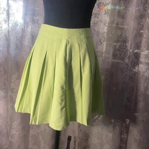 Grön kjol - Köpt något år sen på new yorker. Använt en sommar av mig och av min syrra en gång för en fluttershy cosplay. Skönt material och sitter snygg. Älskar färgen men har inget som passar 