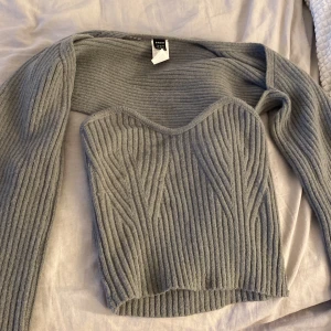 Fin skön material stickat grå topp  - Grå topp fin sitter fint stickat har aldrig använt den från SHEIN storlek M 💕
