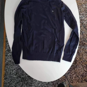 Tröja från j.lindeberg - Tröja från j.lindeberg i merinoull. Tröjan är i fint skick och bara använd några gånger   Önskas fler bilder är det bara att höra av sig 