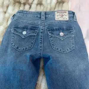 Nya true religion jeans använt två gånger, säljer för dom är för långa för mig (157cm) mid Rise, utsvängda