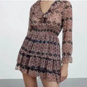 Säljer denna klänningen från zara i storlek xs då jag ej använder så mycket❤️ fint skick och passar mig bra i längden (1,70)