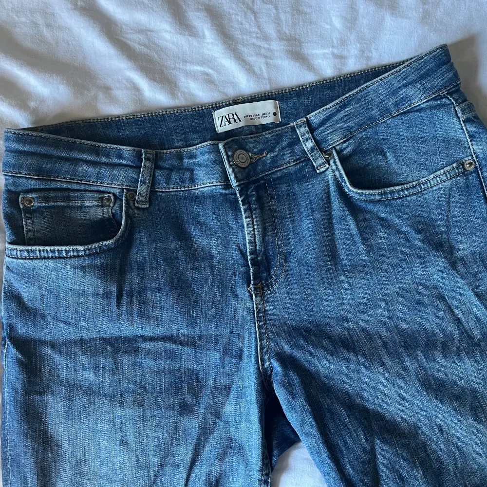 Ursnygga low waist jeans i bootcut från Zara, stl. 40 men passar mig som brukar ha 38 i jeans. Går även ner i marken på mig (165cm lång)🤍. Jeans & Byxor.