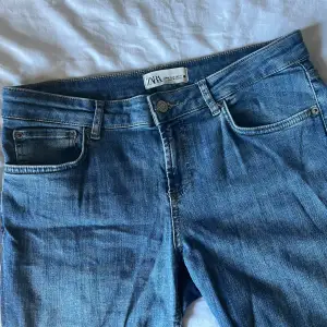 Ursnygga low waist jeans i bootcut från Zara, stl. 40 men passar mig som brukar ha 38 i jeans. Går även ner i marken på mig (165cm lång)🤍