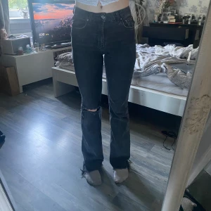 Svarta långa jeans  - Svarta jeans från Gina tricot. Innebenslängd:85 cm  Midjemått: 70cm 