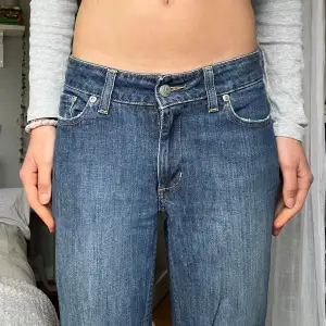 Low-rised till midrised jeans, lite washed. För korta för en med längden 172 cm. Längd 99 cm och midjemått 34 cm.