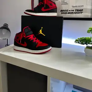 Säljer mina Jordan 1 då de har blivit för små. Inget fel med skorna, skicka om ni är intresserade och vill ha mer bilder.