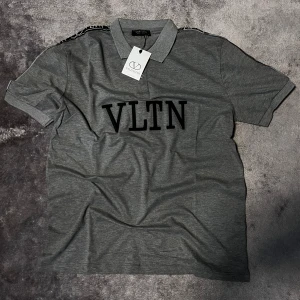 Valetino T-shirt  - Säljer helt oanvänd Valetino T-shirt som jag har aldrig använt. Billigare vid snabbt affär 