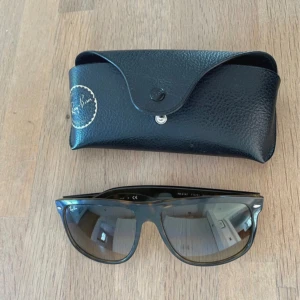 Rayban solglasögon  - Ett nice par rayban boyfriend. Använda och har några repor på glasögonen som är svåra att få med på bild. Annars är dom fräscha!
