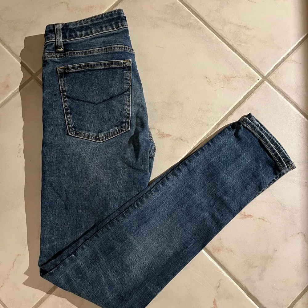 Riktigt feta Crocker jenas! Vi säljer dessa slim fit jeans i storlek W25/L30. Passar perfekt till dig som är runt 165-170 cm lång och hyfsat smal. Knappt använda skick 9/10.. Jeans & Byxor.