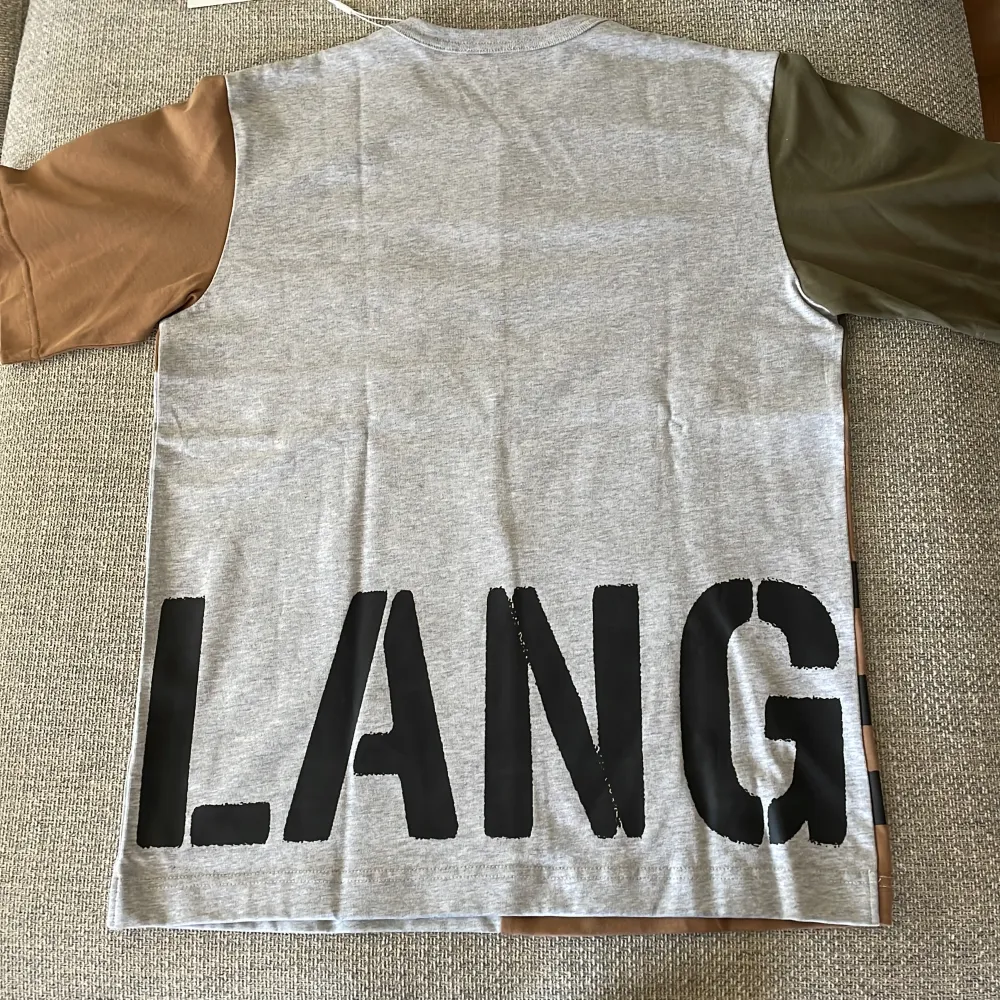 Aldrig använd Helmut Lang T-Shirt. Storlek S. Köpt på NK för 1799kr.  Skick: NY . T-shirts.
