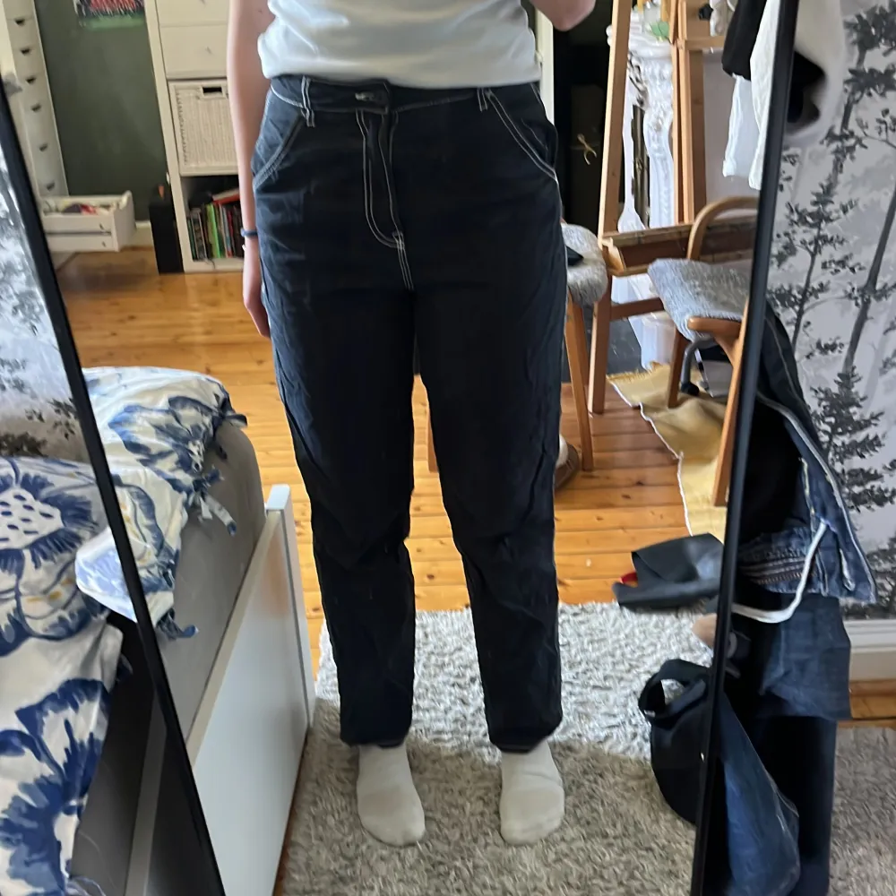 Jättefina jeans med vita detaljer som är lätta att styla. Är tyvär inte riktigt min stil så säljer efter att ha fått från en kompis. ✨midjemått: ca 36 cm på byxorna. Jeans & Byxor.