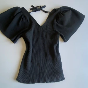 Svart fin sommar tröja - Är i storlek S men passar M efter som att den är stretchig. Ändast använd 1 gång. Är i bra kvalitet. Kontakta mig för frågor och bilder. Priset kan diskuteras💗