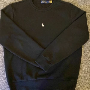 Polo Ralph lauren - Säljer min Ralph lauren tröja, Den är inte använd så mycket för den passa inte riktigt mig. Pris kan diskuteras!  Ordinarie pris 1895kr