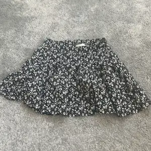 Jätte snygg sommar kjol från lager 157❤️🙌🏼 Den är i storlek 140 men skulle säga att man kan använda till lite större storlek också beroende på hur man vill ha sin kjol❤️🙌🏼 Fint skick🙌🏼 Jag står inte för frakten eller postens slarv❤️