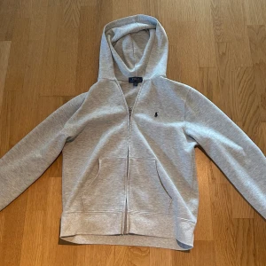 Ralph lauren zip hoodie - Säljer då den är för liten, bra skick  10-12 år i storleken men skulle säga att den passar alla runt 170-175cm 