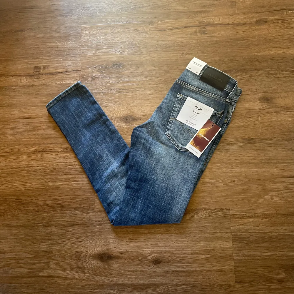 Riktigt feta jack and Jones jeans med slitningar. Dom är helt nya, endast testade. Storleken är 28/30. Priset kan självklart diskuteras vid snabb affär! Hör av dig vid funderingar!. Jeans & Byxor.