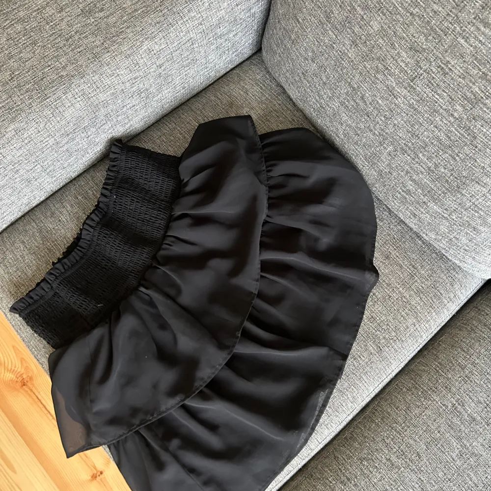 En svart kjol från Bohoo endast använd ett fåtal gånger. Vet ej om den finns kvar o köpa där. Nypris 350kr . Kjolar.