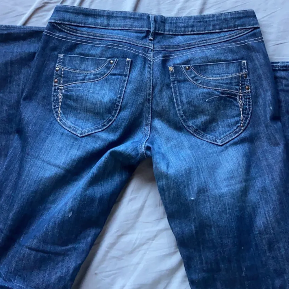 Lågmidjade jeans med söta detaljer på, köpta begagnat från hm. Jätte fina men kommer tyvärr inte till användning. Hör av dig om du vill ha mått!💕. Jeans & Byxor.