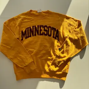 Säljer en superfin och trendig Minnesota Sweatshirt från Champion i gul färg. Storlek S