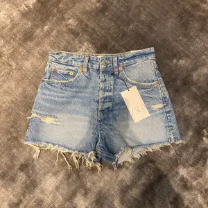 Blåa jeans shorts i storlek 36 från Zara! Helt nya och aldrig använda så prislappen sitter kvar