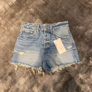 jeans shorts  - Blåa jeans shorts i storlek 36 från Zara! Helt nya och aldrig använda så prislappen sitter kvar