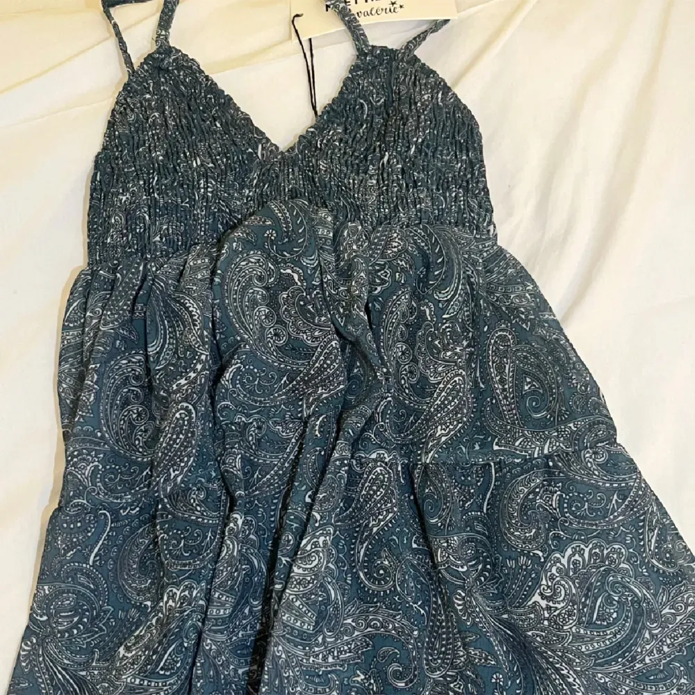 säljer denna mönstrade klänning som jag har använt 1 gång för skolavslutningen.❤️ de är stl xxs/xs men passar också mig som är s❤️nypris 531kr och den är från meetmethere❤️ kan diskuteras pris!. Klänningar.