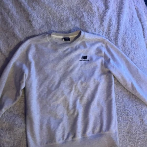 New Balance Sweatshirt  - Säljer en new balance kofta.  Tröjan är i bra skick. Size:S För mer info/bilder skriv. 