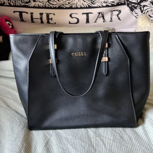 Guess väska - Super fin guess väska som är perfekt till skolan! 