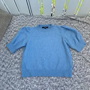 Fin blå tröja från Vero Moda. Använt enstaka gånger. En aning nopprig men är lätt att lösa! 