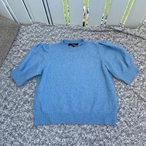 Blå tröja - Fin blå tröja från Vero Moda. Använt enstaka gånger. En aning nopprig men är lätt att lösa! 